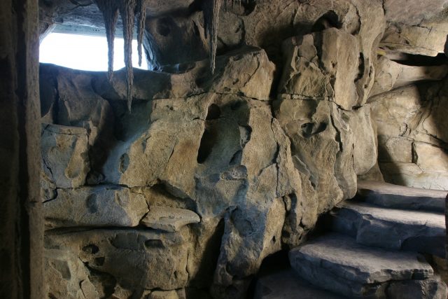 Имитация скалы и сталактитов в интерьере