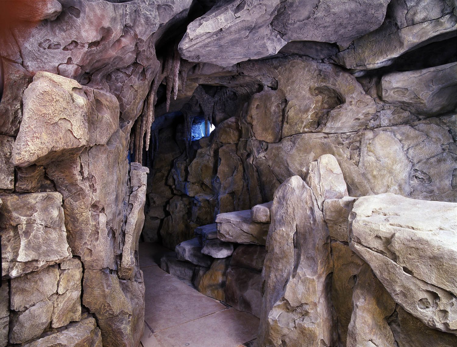 вход в искусственную пещеру