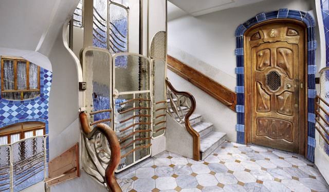 ascensor-modernista-escalera-casa-batllo-gaudi-barcelona-dosde