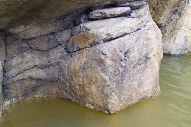 Искусственные камни для водопада