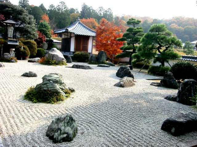 Японский сад камней с беседкой