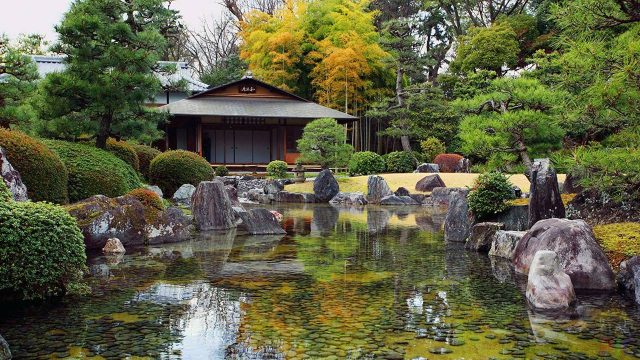 Японский сад камней с прудом