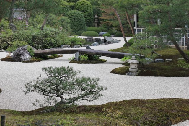 Японский сад камней на большом пространстве
