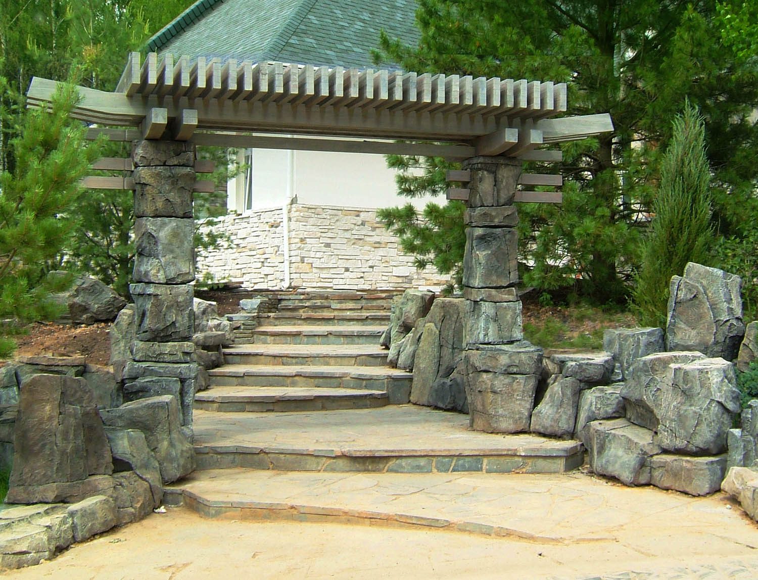Восточная арка в японском саду камней