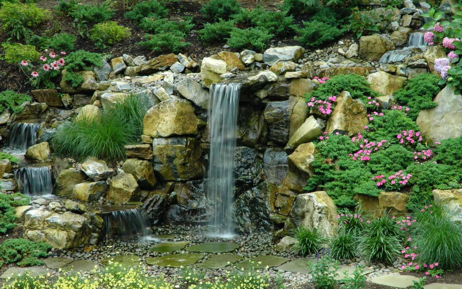 Садовый пруд с водопадом: декоративные особенности, технология сооружения