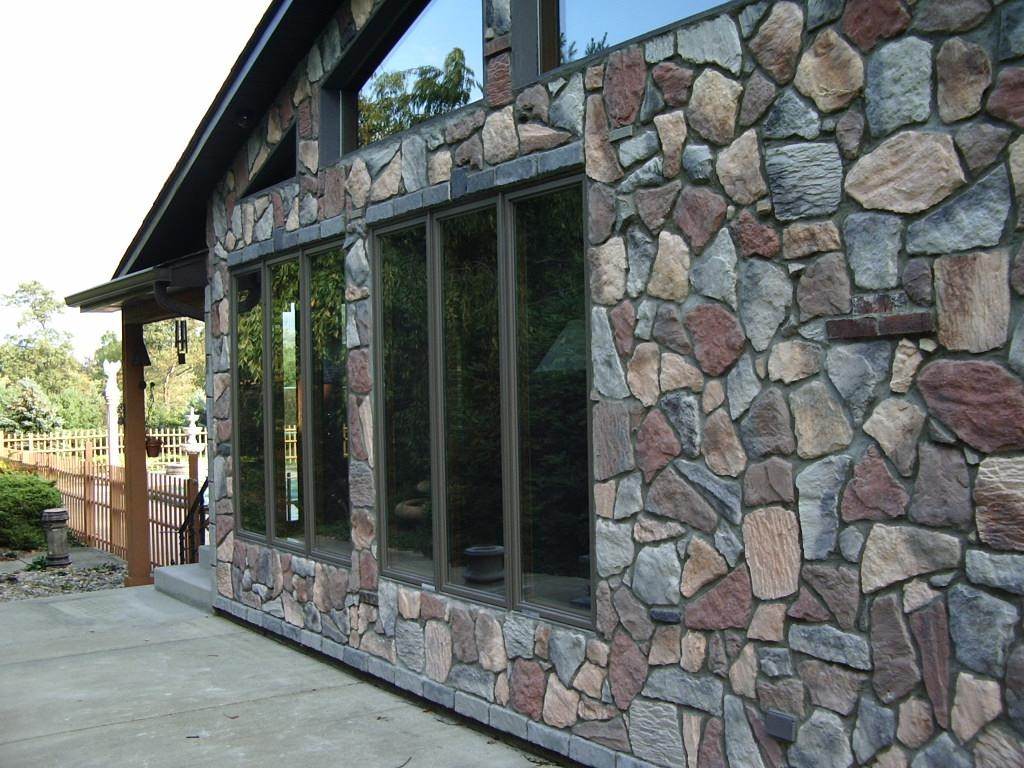 Цены на облицовку фасада дома искусственным или натуральным камнем. Бригада мастеров