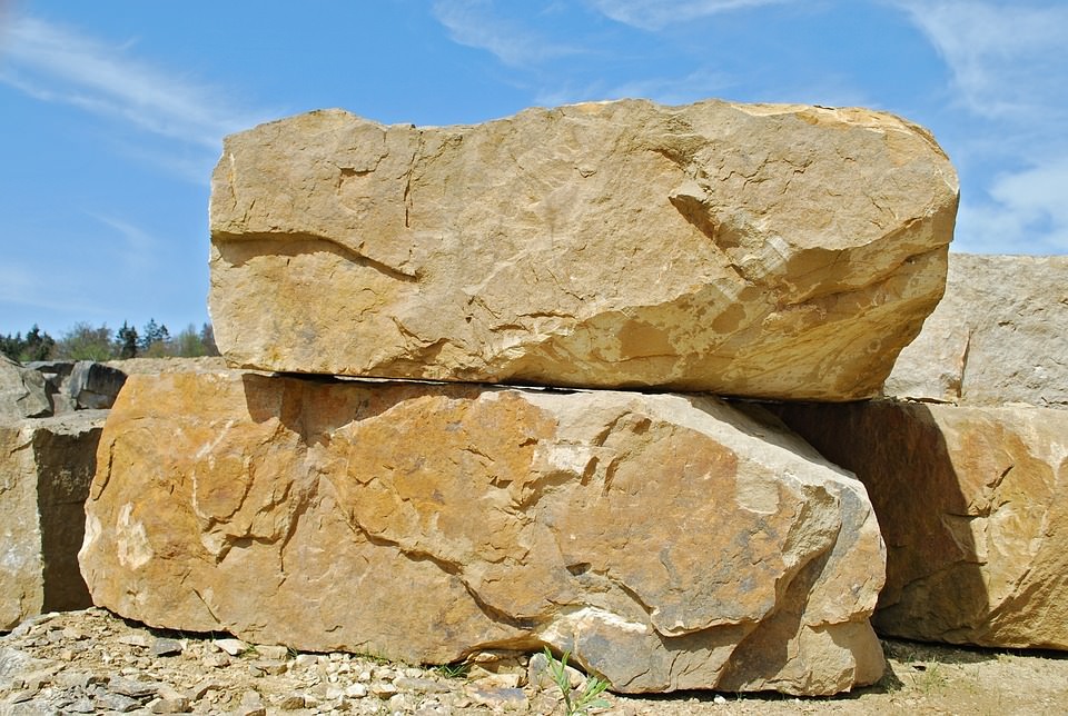 Столешницы из искусственного камня: плюсы и минусы материала