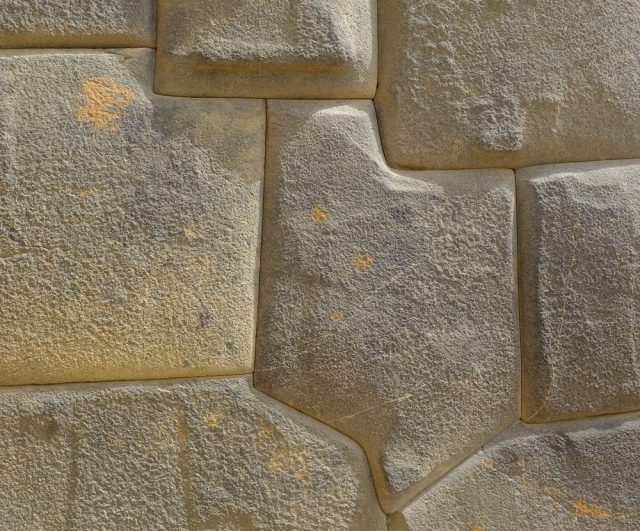 Камни сложной формы в полигональной кладке