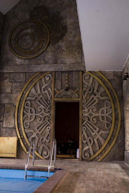Полигональная кладка и кельтский орнамент в интерьере