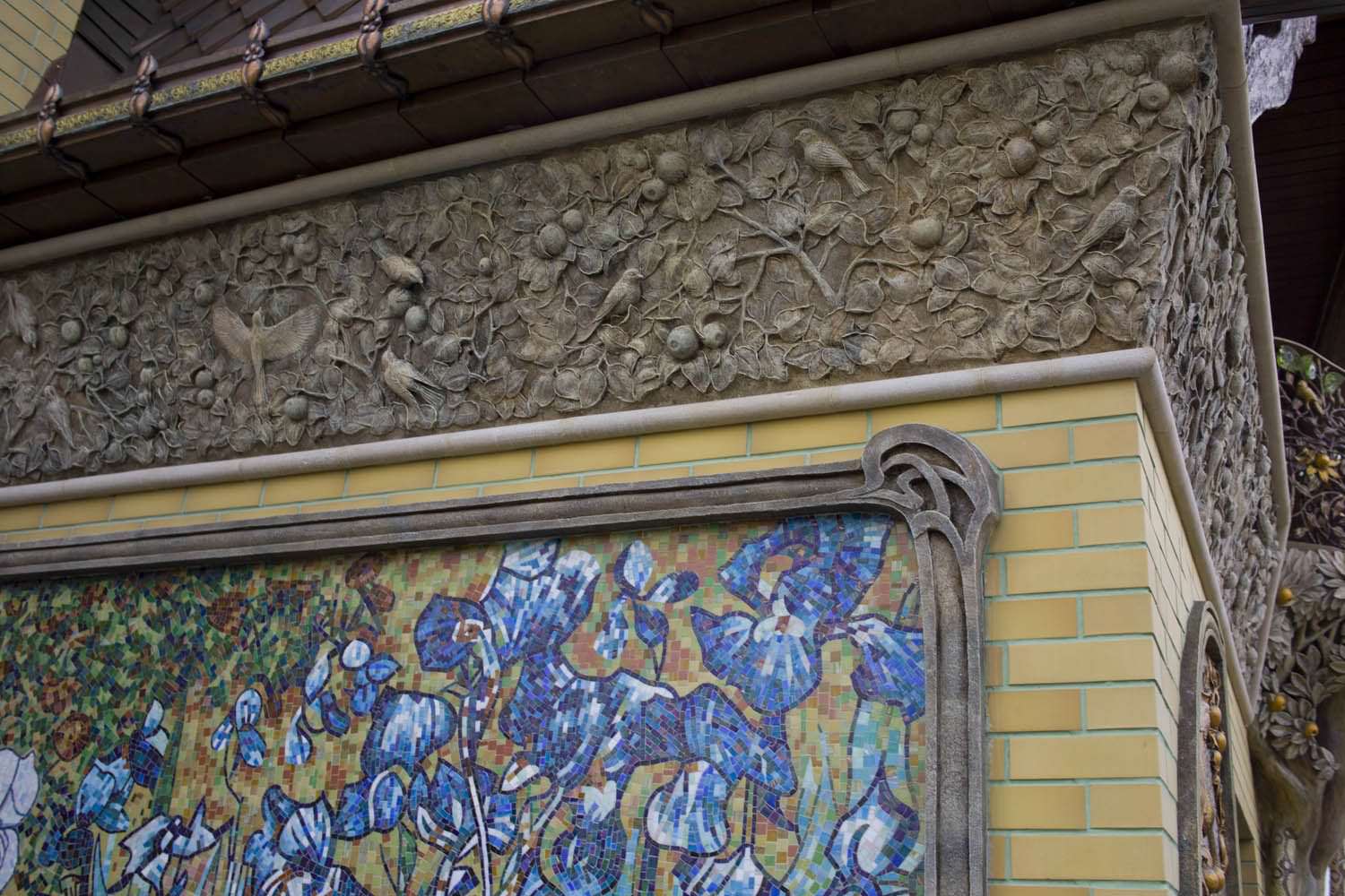 рельефное украшение на фасадах и в интерьерах зданий 7 букв